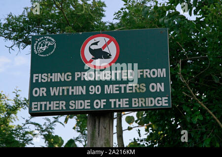 Zeichen der Fischerei um den R618 Bridge, Lake St. Lucia Estuary in St Lucia, Distrikt Umkhanyakude, KwaZulu Natal, Südafrika. Stockfoto