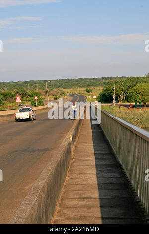 Fußgängerweg der R 618 Brücke über den Auslass des Lake St. Lucia Estuary in St Lucia, Distrikt Umkhanyakude, KwaZulu Natal, Südafrika. Stockfoto