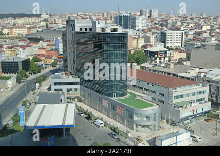 Blick auf Istanbul Wohngebiet mit Park Inn by Radisson Flughafen Atatürk und Bbt Aygaz Tankstelle von Marriott Hotels (Courtyard Istanbul International Airport Hotel) Istanbul, Istanbul, Kucukcekmece Bezirk, der Republik Türkei. Stockfoto