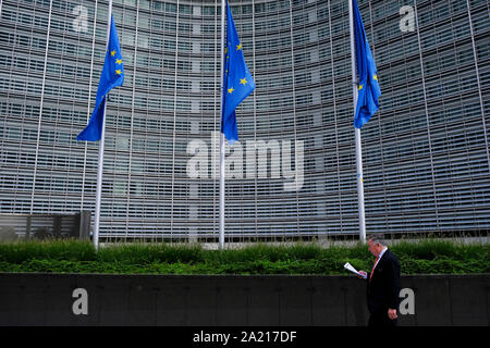 Brüssel, Belgien. 30. Okt. 2019. Die Europäische Union Fahnen wehen auf Halbmast als eine Hommage an den ehemaligen französischen Präsidenten Jacques Chirac vor dem Gebäude der Europäischen Kommission. Stockfoto