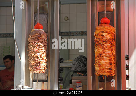 Zwei traditionellen türkischen Döner vor Shop, Istanbul, Türkei. Stockfoto