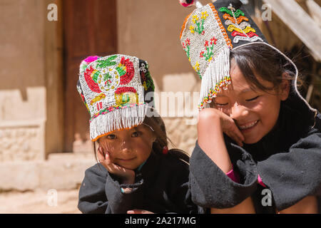 Zwei junge Mädchen, 4 bis 6 Jahren zu einem touristischen Event in der indigenen Dorf Puka Puka in der Nähe von Tarabuco, Quechuan Menschen, Sucre, Bolivien, Lateinamerika Stockfoto