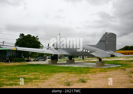 Ein USAF MacDonald Douglas DC3/C 47 Flugzeuge, geerdet und auf dem Display in einem Park im Südosten von Thailand Stockfoto