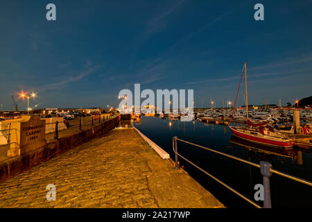 Nacht Szene in St Peter Port Hafen auf der Insel Guernsey, Großbritannien Stockfoto