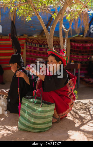 Ein touristisches Ereignis in der indigenen Dorf Puka Puka in der Nähe von Tarabuco, Konferenz der indigenen Menschen Quechuan, Sucre, Bolivien, Lateinamerika Stockfoto