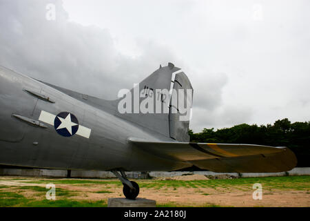 Ein USAF MacDonald Douglas DC3/C 47 Flugzeuge, geerdet und auf dem Display in einem Park im Südosten von Thailand Stockfoto