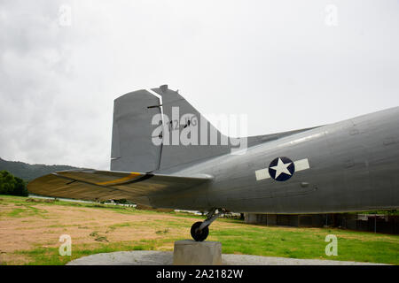 Ein USAF MacDonald Douglas DC3/C 47 Flugzeuge, geerdet und auf dem Display in einem Park im Südosten von Thailand Stockfoto