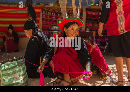 Frauen sitzen, reden, Stricken, indigenen Dorf Puka Puka in der Nähe von Tarabuco, Konferenz der indigenen Menschen Quechuan, Sucre, Bolivien, Lateinamerika Stockfoto