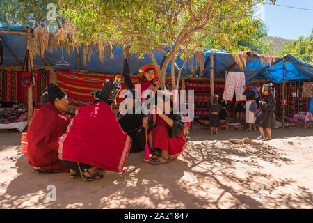 Frauen sitzen, reden, Stricken, indigenen Dorf Puka Puka in der Nähe von Tarabuco, Konferenz der indigenen Menschen Quechuan, Sucre, Bolivien, Lateinamerika Stockfoto