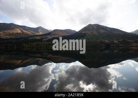 Wundervolle Spiegelbild eines Sees mit Bergen in Alaska Stockfoto