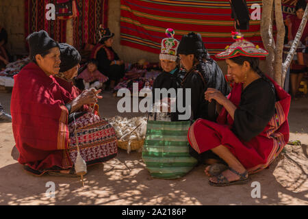 Frauen sitzen, reden, Stricken, indigenen Dorf Puka Puka in der Nähe von Tarabuco, Konferenz der indigenen Menschen Quechuan, Sucre, Bolivien, Lateinamerika Stockfoto