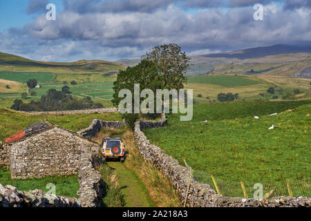 Auto auf der Straße in der Nähe von Stainforth. Yorkshire Dales National Park, England. Stockfoto