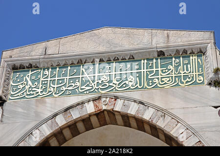 Kalligraphie Plakette oben Arch, im Innenhof der Blauen Moschee, Fatih, Istanbul, Türkei. Stockfoto