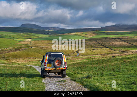 Auto auf unbefestigten Straßen in der Nähe von Stainforth. Yorkshire Dales National Park, England. Stockfoto