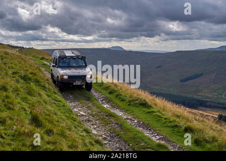 Auto auf West Cam-Straße, ein Abschnitt der Pennine Way in der Nähe von Hawes. Yorkshire Dales National Park, England. Stockfoto