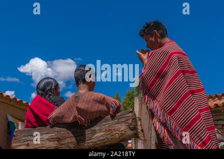 Puka Puka Festival in einer indigenen Dorf in der Nähe von tarabuco Quechuan, Menschen in ihren traditionellen Kostümen, Sucre, Lateinamerika Stockfoto