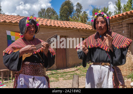 Ein touristisches Ereignis in der indigenen Dorf Puka Puka in der Nähe von Tarabuco, Konferenz der indigenen Menschen Quechuan, Sucre, Bolivien, Lateinamerika Stockfoto