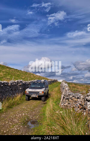 Auto auf unbefestigter Straße südlich von Hawes. Yorkshire Dales National Park, England. Stockfoto