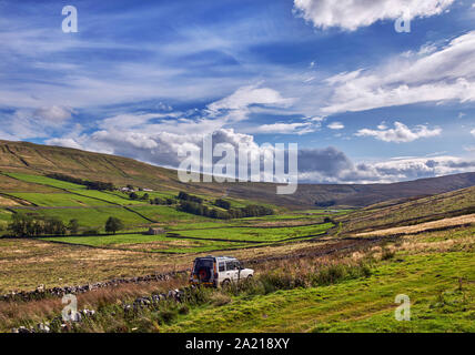 Auto auf unbefestigter Straße südlich von Hawes. Yorkshire Dales National Park, England. Stockfoto