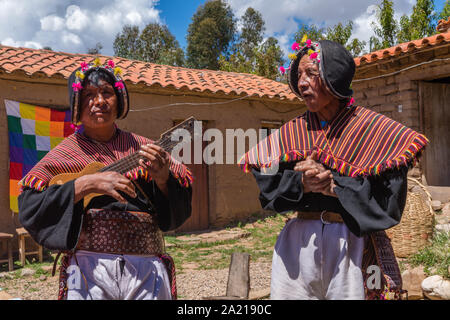 Ein touristisches Ereignis in der indigenen Dorf Puka Puka in der Nähe von Tarabuco, Konferenz der indigenen Menschen Quechuan, Sucre, Bolivien, Lateinamerika Stockfoto