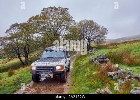 Auto auf unbefestigten Straßen in der Nähe der Narbe Haus Behälter. Yorkshire Dales National Park, England. Stockfoto