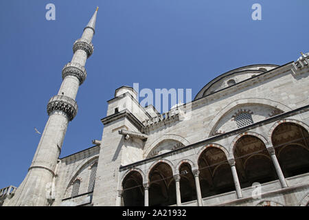 Blaue Moschee aus der äußeren Hof gesehen, gegen den blauen Himmel, Fatih, Istanbul, Türkei. Stockfoto