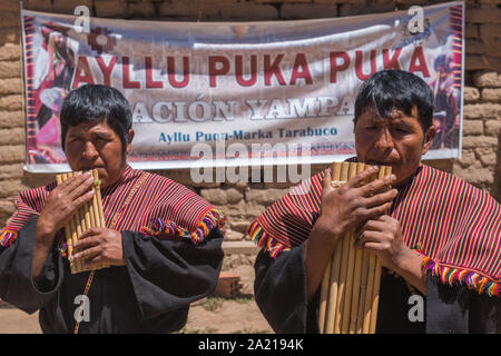 Ein touristisches Ereignis in der indigenen Dorf Puka Puka in der Nähe von Tarabuco, Konferenz der indigenen Menschen Quechuan, Sucre, Bolivien, Lateinamerika Stockfoto