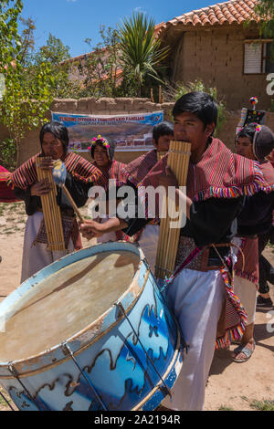 Ein touristisches Ereignis in der indigenen Dorf Puka Puka in der Nähe von Tarabuco, Konferenz der indigenen Menschen Quechuan, Sucre, Bolivien, Lateinamerika Stockfoto