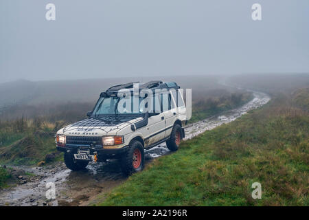 Auto auf unbefestigten Straßen in der Nähe von middlesmoor. Yorkshire Dales National Park, England. Stockfoto