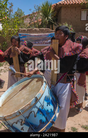 Ein touristisches Ereignis in der indigenen Dorf Puka Puka in der Nähe von Tarabuco, Konferenz der indigenen Menschen Quechuan, Sucre, Bolivien, Lateinamerika Stockfoto