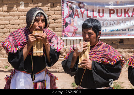 Ein touristisches Ereignis in der indigenen Dorf Puka Puka in der Nähe von Tarabuco, Konferenz der indigenen Menschen Quechuan, Sucre, Bolivien, Lateinamerika Stockfoto