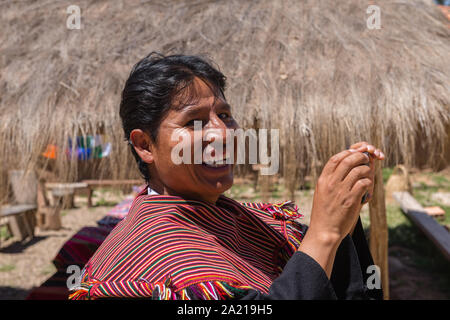 Ein touristisches Ereignis in der indigenen Dorf Puka Puka in der Nähe von Tarabuco, Konferenz der indigenen Menschen Quechuan, Sucre, Bolivien, Lateinamerika Stockfoto