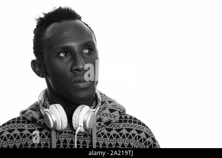 Nachdenklichen jungen schwarzen afrikanischen Mann Kopfhörer Tragen um den Hals Stockfoto