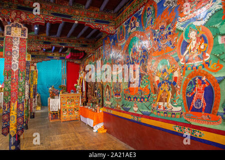 Innenraum mit Wandmalereien von Chemday Kloster in Ladakh, Indien Stockfoto