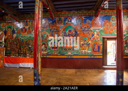 Innenraum mit Wandmalereien von Chemday Kloster in Ladakh, Indien Stockfoto