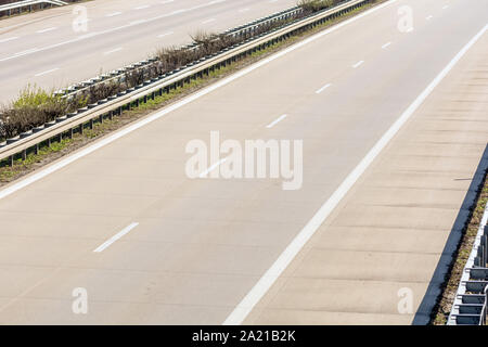 Leere 2-spurigen Autobahn mit Leitplanken. Stockfoto