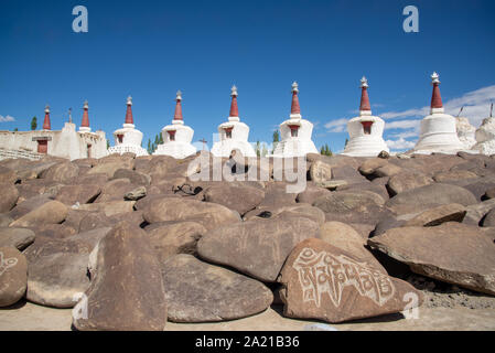 Reihe von Stupas in der Nähe von Thiksey Kloster in Ladakh, Indien Stockfoto
