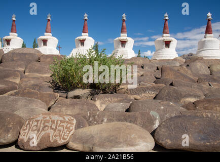 Reihe von Stupas in der Nähe von Thiksey Kloster in Ladakh, Indien Stockfoto