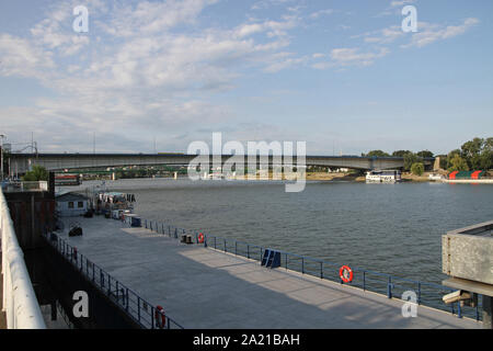 Ansicht der Branko Brücke aus dem Hafen von Belgrad, karadjordjeva Straße, Belgrad, Serbien. Stockfoto