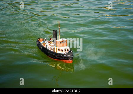 Schiff, altes Spielzeug, steamboat Schwimmen auf dem See Stockfoto