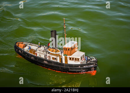 Schiff, altes Spielzeug, steamboat Schwimmen auf dem See Stockfoto