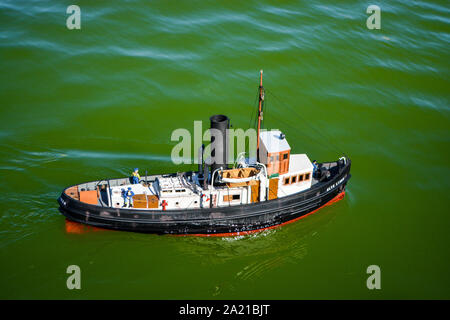 Schiff, altes Spielzeug, steamboat Schwimmen auf dem See Stockfoto