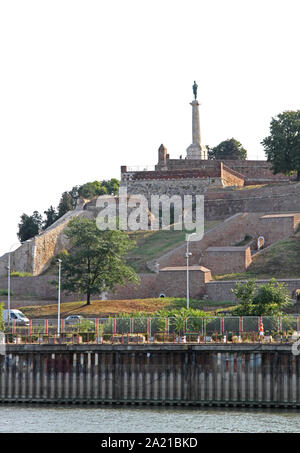 Die Pobednik (Victor) Monument Statue in Kalamegdan Park ab dem Zusammenfluss von Save und Donau, Belgrad, Serbien gesehen. Stockfoto