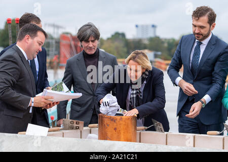 Von links nach rechts Stephan OSNABRUEGGE links, (OsnabrÃ gge, Schatzmeister, DFB), Oliver Bierhoff (Manager, GER), Joachim Loew (Löw, Jogi, Trainer, Coach, GER), Martina Voss - TECKLENBURG (Trainer, Coach, Trainer, GER), dr. Friedrich CURTIUS (DFB-Generalsekretär), Trikots, Wimpel und Dokumente in der Time Capsule, halb Bild, halb Abbildung, Querformat, mit der Grundsteinlegung für das neue DFB und seine Akademie am 26.09.2019 in Frankfurt/Deutschland. | Verwendung weltweit Stockfoto