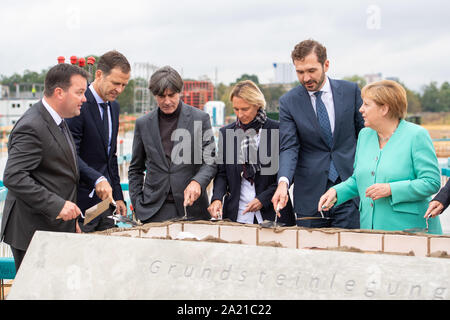 Von links nach rechts Stephan OSNABRUEGGE links, (OsnabrÃ gge, Schatzmeister, DFB), Oliver Bierhoff (Manager, GER), Joachim Loew (Löw, Jogi, Trainer, Coach, GER), Martina Voss - TECKLENBURG (Trainer, Coach, Trainer, GER), dr. Friedrich CURTIUS (DFB-Generalsekretär), dr. Bundeskanzlerin Angela Merkel (GER), halb Bild, halb Abbildung, Querformat, der Grundsteinlegung für das neue DFB und seine Akademie am 26.09.2019 in Frankfurt/Deutschland. | Verwendung weltweit Stockfoto