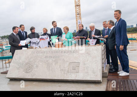 Von links nach rechts Stephan OSNABRUEGGE links, (OsnabrÃ gge, Schatzmeister, DFB), Oliver Bierhoff (Manager, GER), Joachim Loew (Löw, Jogi, Trainer, Coach, GER), Martina Voss - TECKLENBURG (Trainer, Coach, Trainer, GER), dr. Friedrich CURTIUS (DFB-Generalsekretär), dr. Bundeskanzlerin Angela Merkel (GER), dr. Rainer Koch (1. DFB-Vizepräsident), Dr. Ing. Reinhard Rauball (Präsident der DFL, DFB-Vizepräsident), Peter Feldmann (Bürgermeister von Frankfurt), Peter MATTEO (Grundsteinlegung für das neue DFB-Geschäftsführer Brutto- und Partner, Gerhard Wittfeld (Architekt), vollständige Abbildung, Querformat, und ich Stockfoto