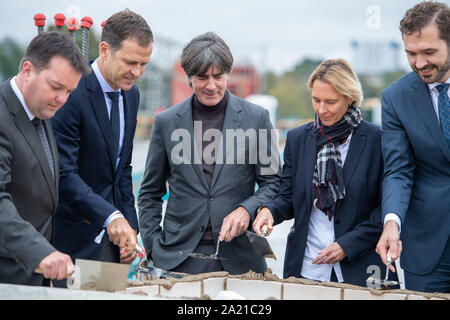 Von links nach rechts Stephan OSNABRUEGGE links, (OsnabrÃ gge, Schatzmeister, DFB), Oliver Bierhoff (Manager, GER), Joachim Loew (Löw, Jogi, Trainer, Coach, GER), Martina Voss - TECKLENBURG (Trainer, Coach, Trainer, GER), dr. Friedrich CURTIUS (DFB-Generalsekretär), halb Bild, halb Abbildung, Querformat, der Grundsteinlegung für das neue DFB und seine Akademie am 26.09.2019 in Frankfurt/Deutschland. | Verwendung weltweit Stockfoto