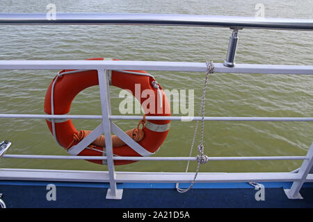 Ring an der Schutzabdeckung an der Donau Kreuzfahrtschiff Boje, Danube-Sava Zusammenfluss, Belgrad, Serbien. Stockfoto