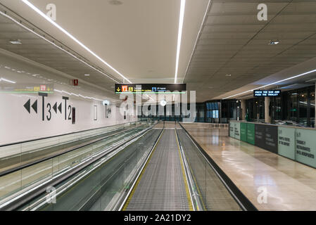 Madrid, Spanien - 27. Juli 2019: Fahrsteig in modernen Flughafen Terminal ohne Menschen bei Nacht Stockfoto