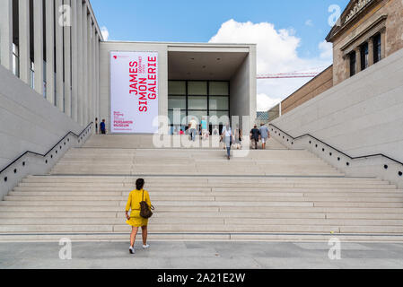 Berlin, Deutschland - 27. Juli 2019: Haupteingang James Simon Galerie im Museum Insel Stockfoto